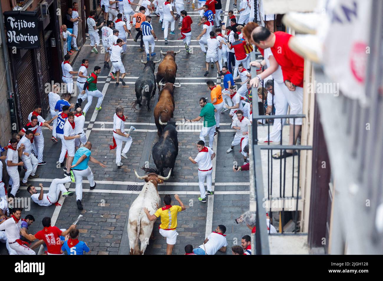 Revellers sprint during the running of the bulls at the San Fermin festival  in Pamplona, Spain, July 11, 2022. REUTERS/Juan Medina Stock Photo - Alamy