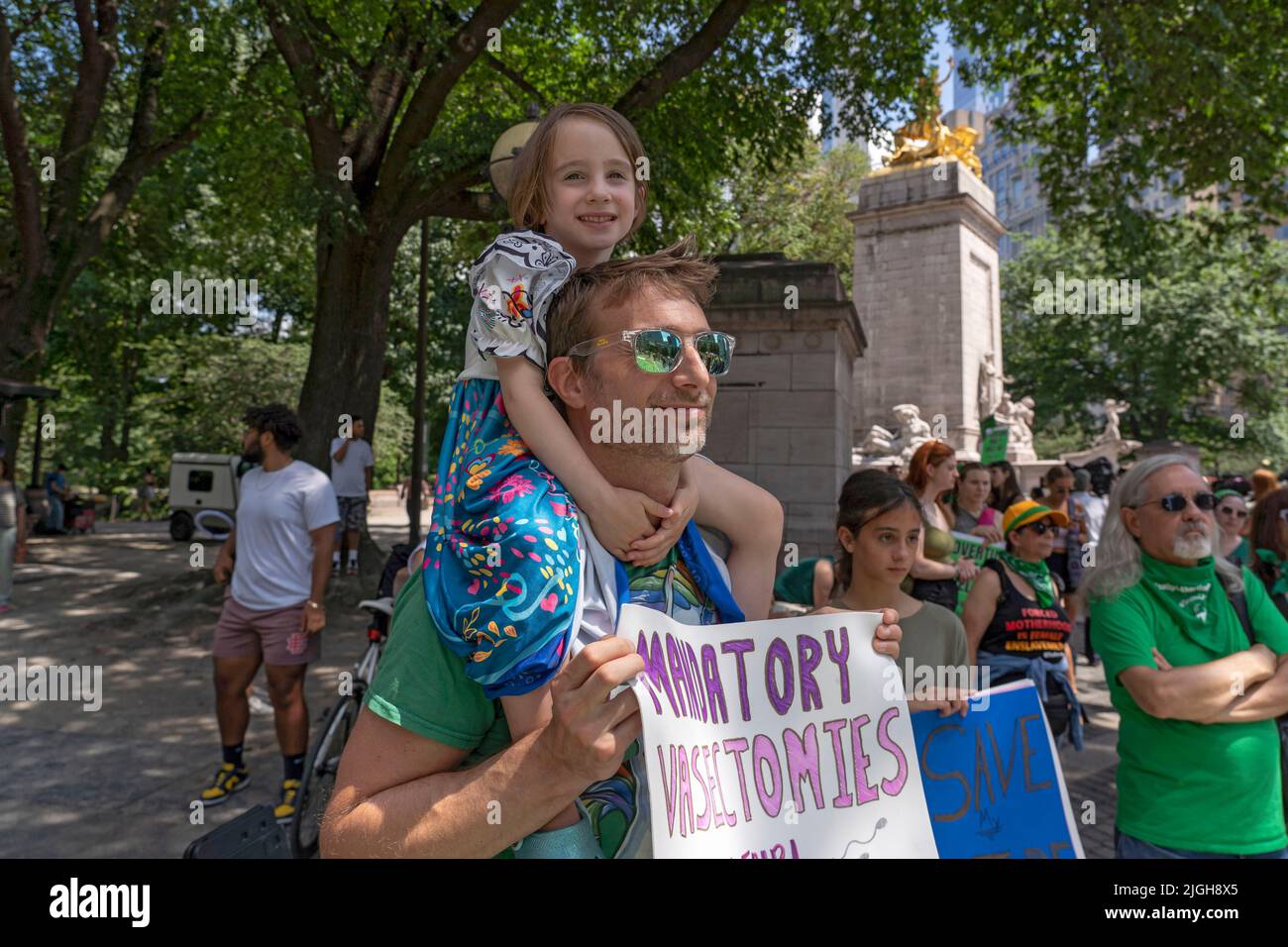 New York, United States. 09th July, 2022. Dillon, 5 Years old, sits on her fathers shoulders during a pro-abortion rights protest at Columbus Circle in front of the Trump International Hotel. Pro-abortion rights demonstrators in 30 cities across the U.S. took part in a national day of protest to protest the Supreme Court's decision to overturn Roe v Wade organized by the Rise Up 4 Abortion Rights group. (Photo by Ron Adar/SOPA Images/Sipa USA) Credit: Sipa USA/Alamy Live News Stock Photo