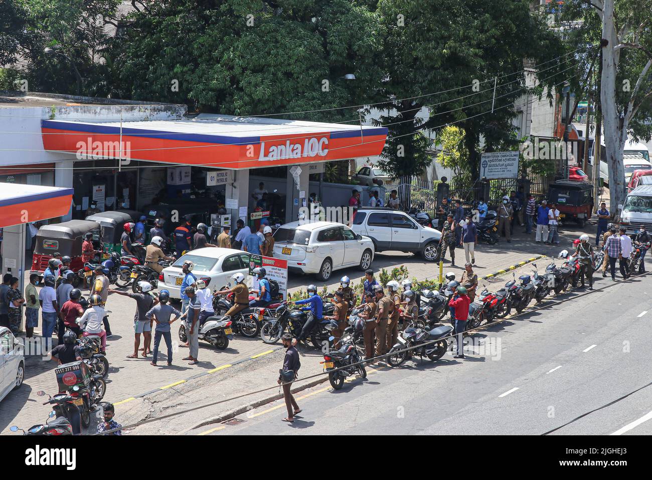 Fuel queues sri lanka hi-res stock photography and images - Alamy