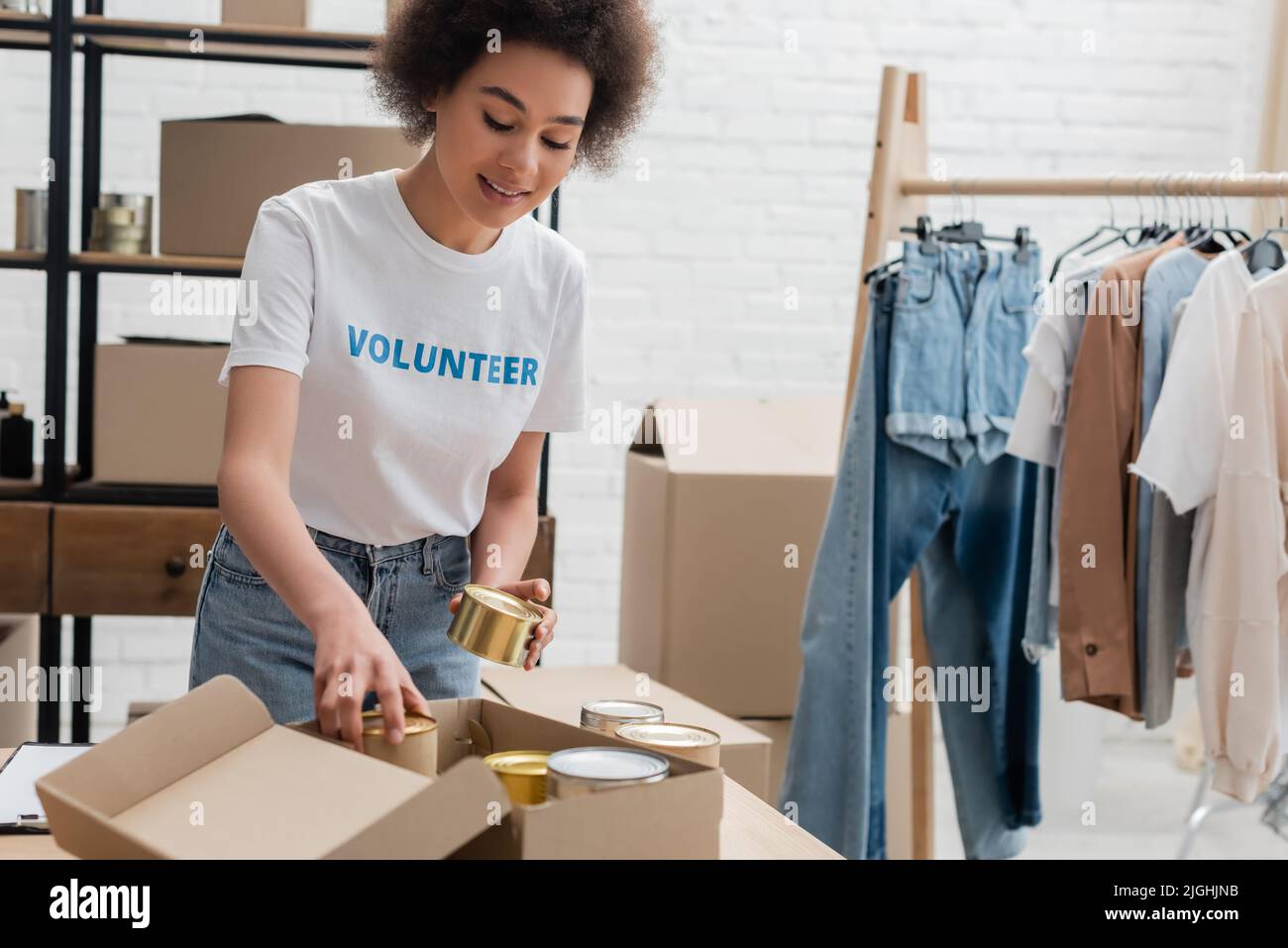 Packing with care warehouse hi-res stock photography and images - Alamy