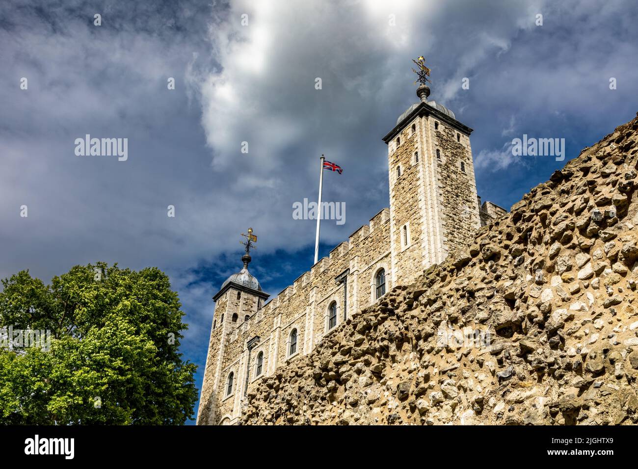 The iconic White Tower of the Tower of London. Built by William the Conqueror in the 11th century, and use as a Palace, Fortress and prison over the c Stock Photo