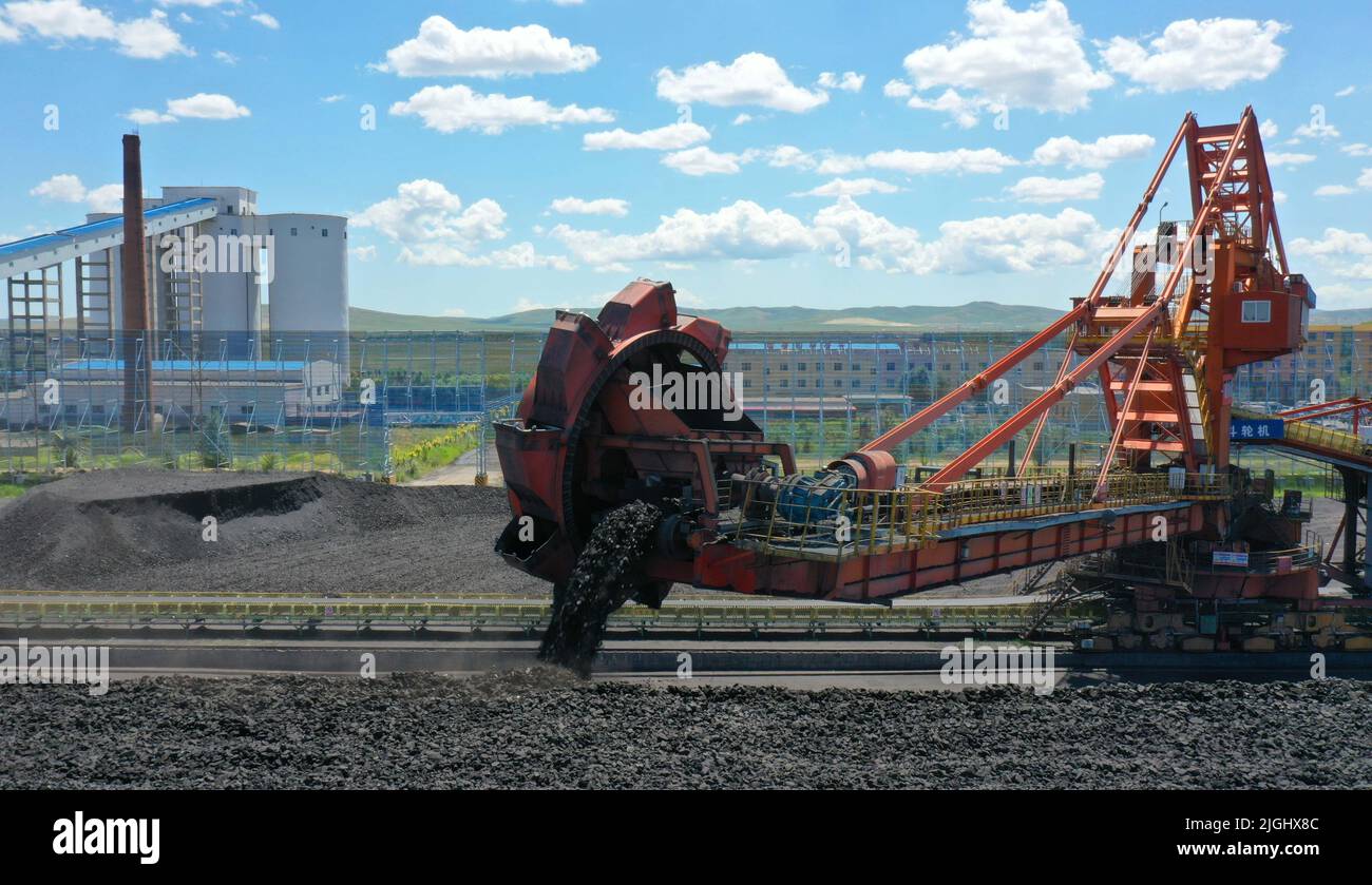 XILINGOL LEAGUE, CHINA - JULY 11, 2022 - Photo taken on July 11, 2022 shows a large stower-retractor transferring electric coal at a coal storage depo Stock Photo