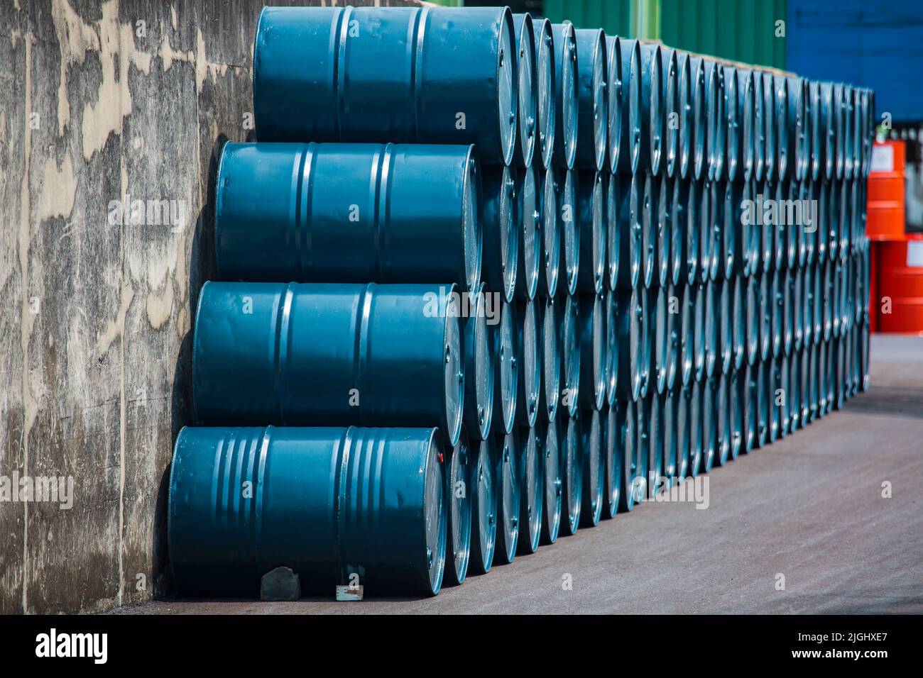 https://c8.alamy.com/comp/2JGHXE7/oil-barrels-green-or-chemical-drums-horizontal-stacked-up-2JGHXE7.jpg
