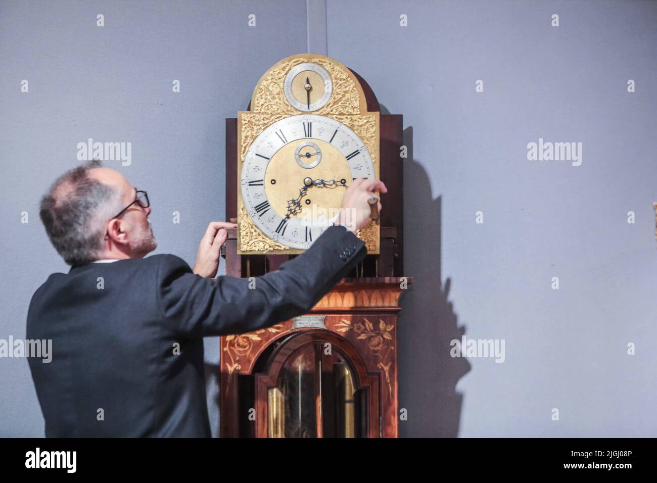 London 11 July 2022  Fine and rare clocks sale at Bonhams London Fine Clocks, James Stratton,head  of department Fine Clocks winding up one of the clock at the sale  14 JULY 2022 | STARTING AT 14:00 BST Paul Quezada-Neiman/Alamy Live News Stock Photo