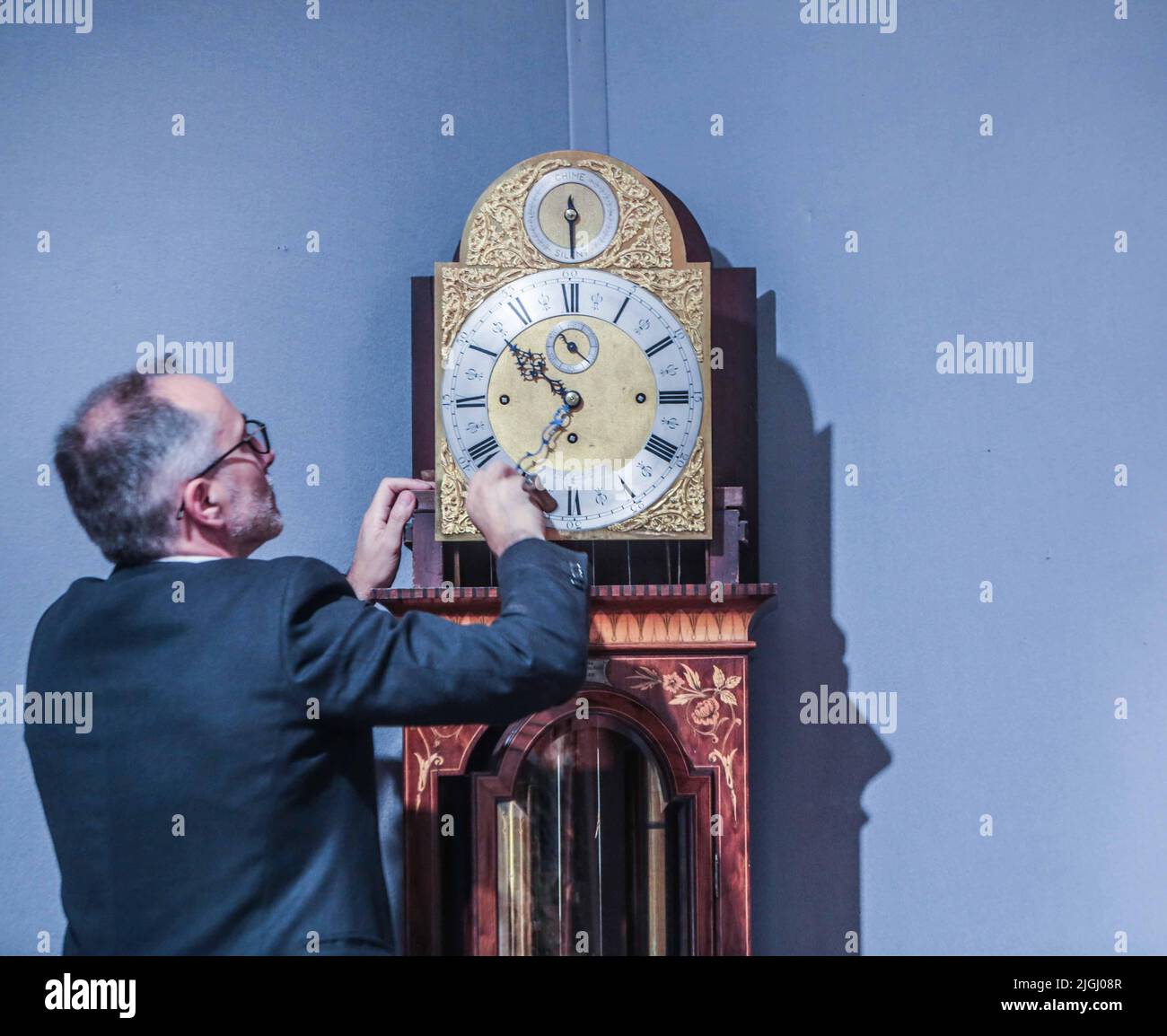 London 11 July 2022  Fine and rare clocks sale at Bonhams London Fine Clocks, James Stratton,head  of department Fine Clocks winding up one of the clock at the sale  14 JULY 2022 | STARTING AT 14:00 BST Paul Quezada-Neiman/Alamy Live News Stock Photo