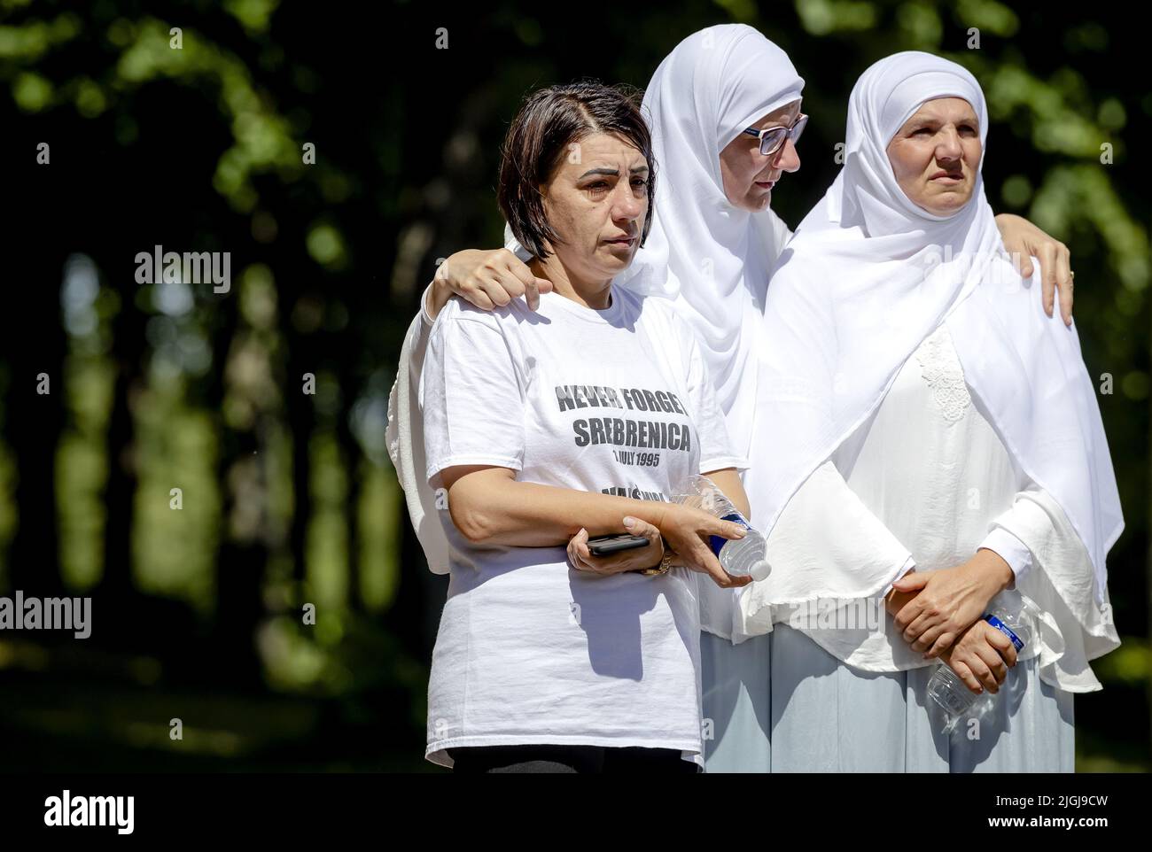 The Hague, Netherlands. 11th July, 2022. 2022-07-11 15:34:57 THE HAGUE - Participants in the annual Srebrenica commemoration on the Malieveld. In 1995 Bosnian Serb troops murdered more than 8,000 Muslim men and boys after the fall of an enclave guarded by the Dutch. ANP ROBIN VAN LONKHUIJSEN netherlands out - belgium out Credit: ANP/Alamy Live News Stock Photo