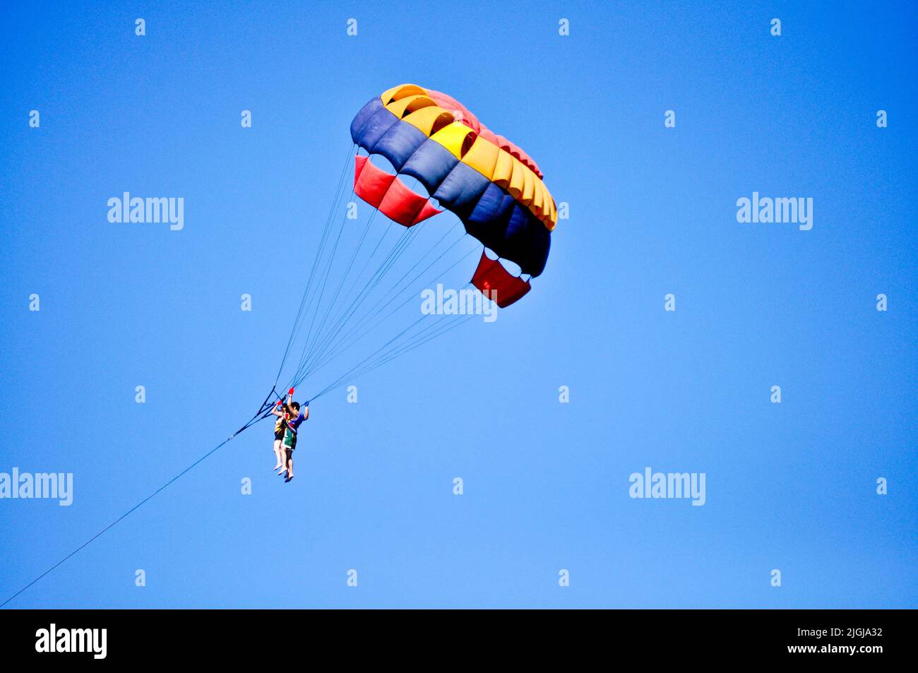 Parachute sailing hi-res stock photography and images - Alamy