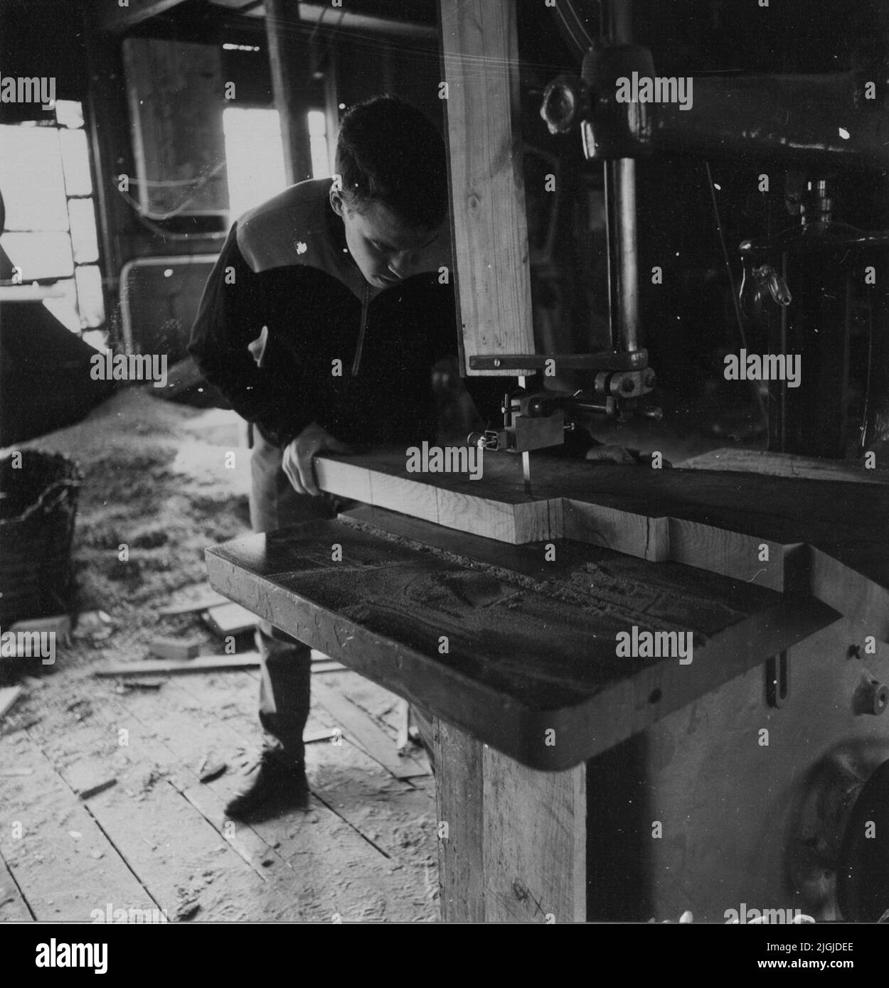 Båtbyggeri Sawing of Spant by Billy Palmqvist, at Palmqvist's boatbuilding in Ronnebyhamn. Stock Photo