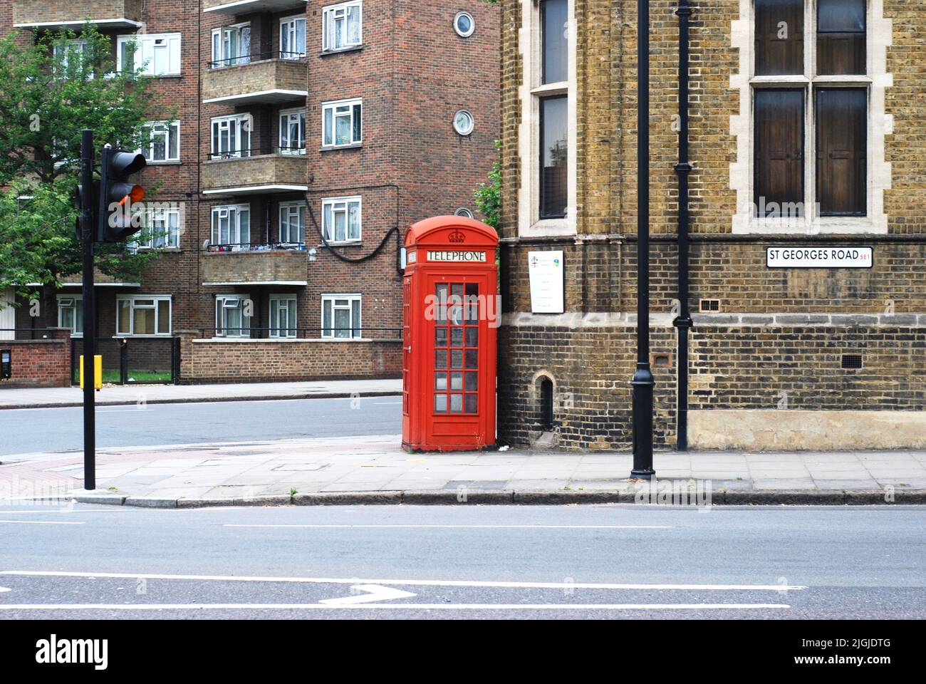 Red telephone booth hi-res stock photography and images - Alamy
