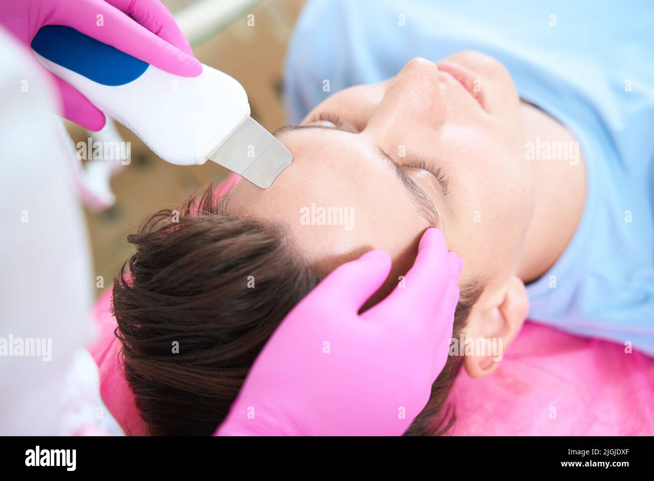 Ultrasound facial procedure hi-res stock photography and images - Alamy