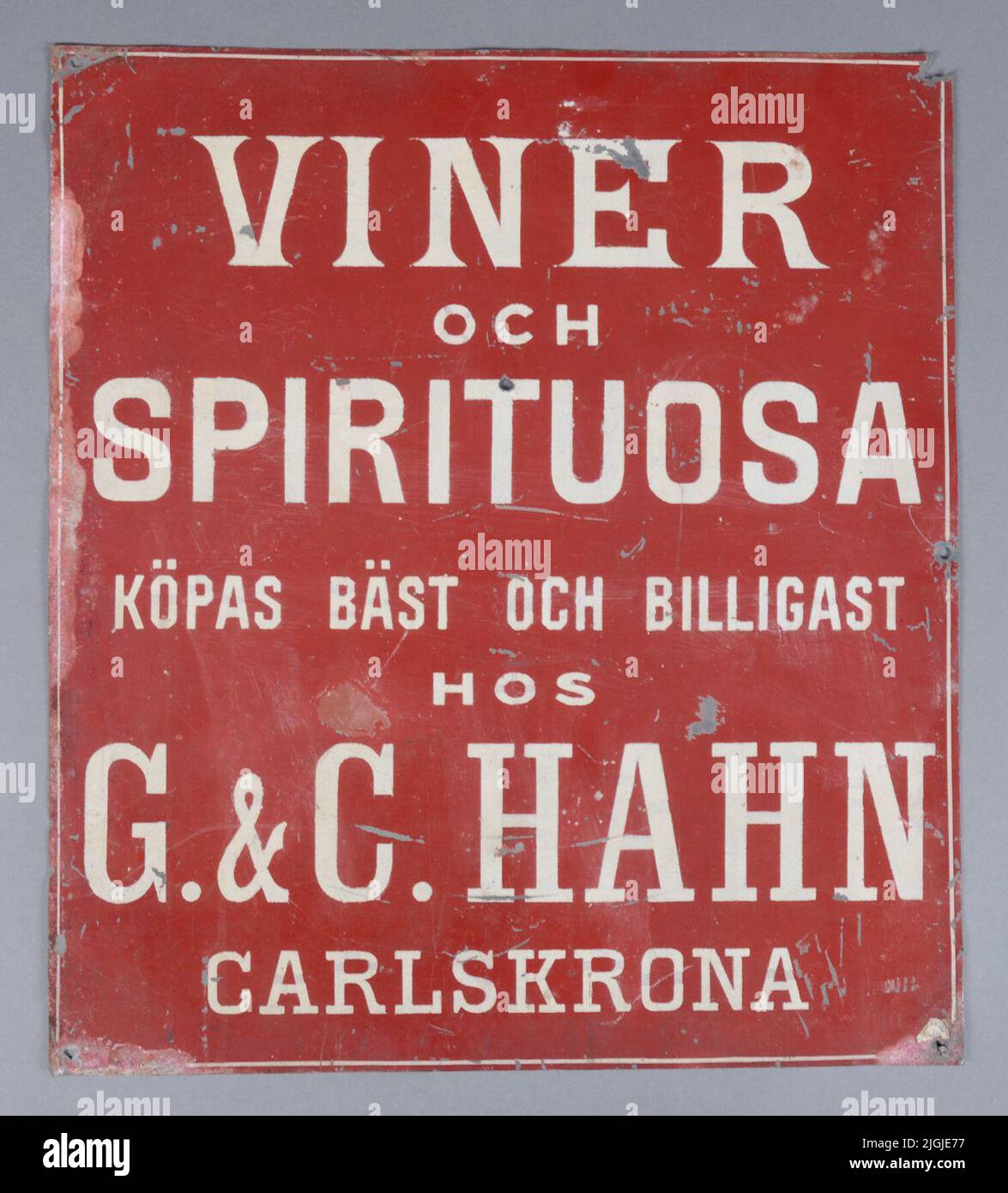 https://c8.alamy.com/comp/2JGJE77/skylt-sign-of-sheet-metal-white-text-on-red-bottom-wines-and-spirituals-are-best-purchased-and-cheapest-at-g-c-hahn-carlskrona-the-deal-was-located-on-ronnebygatan-50-kv-dahlberg-1-gift-1962-by-color-dealer-sven-hkansson-karlskrona-2JGJE77.jpg