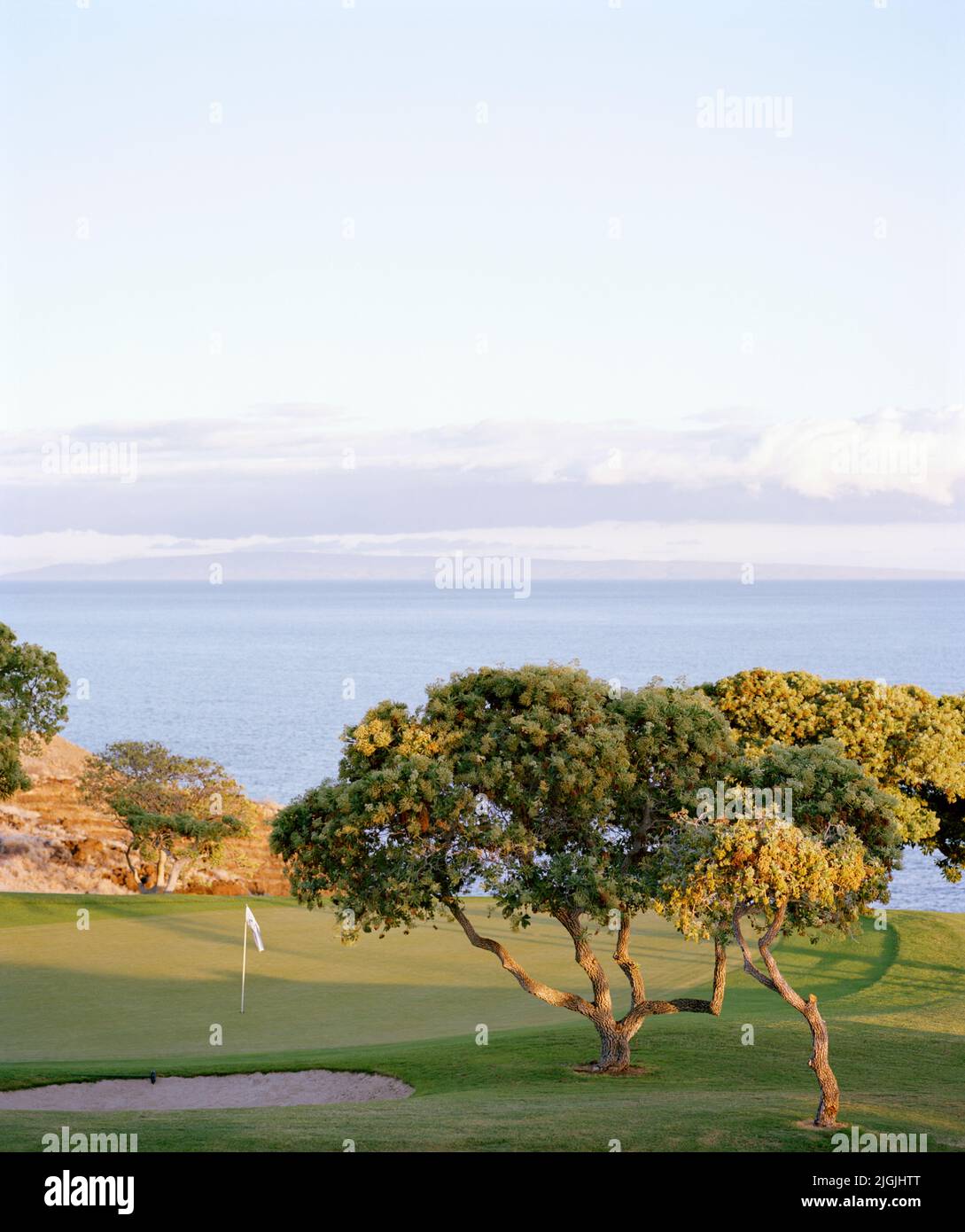 The 12th hole green of the Manele Golf Course which overlooks the Pacific Ocean at the Four Seasons Resort Lana'i at Manele Bay. Lana'i, Hawaii, USA. Stock Photo
