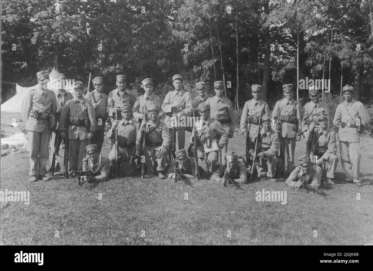 Man military on group hi-res stock photography and images - Alamy
