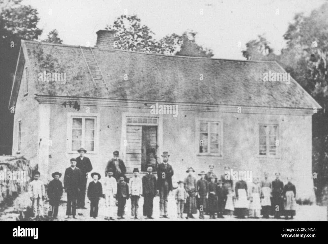 Skola School children and other standing outside Älmtamåla school. Built in 1864. Revenue was in 1880. In 1973 the school was moved to Holmsjö as the school museum. Stock Photo