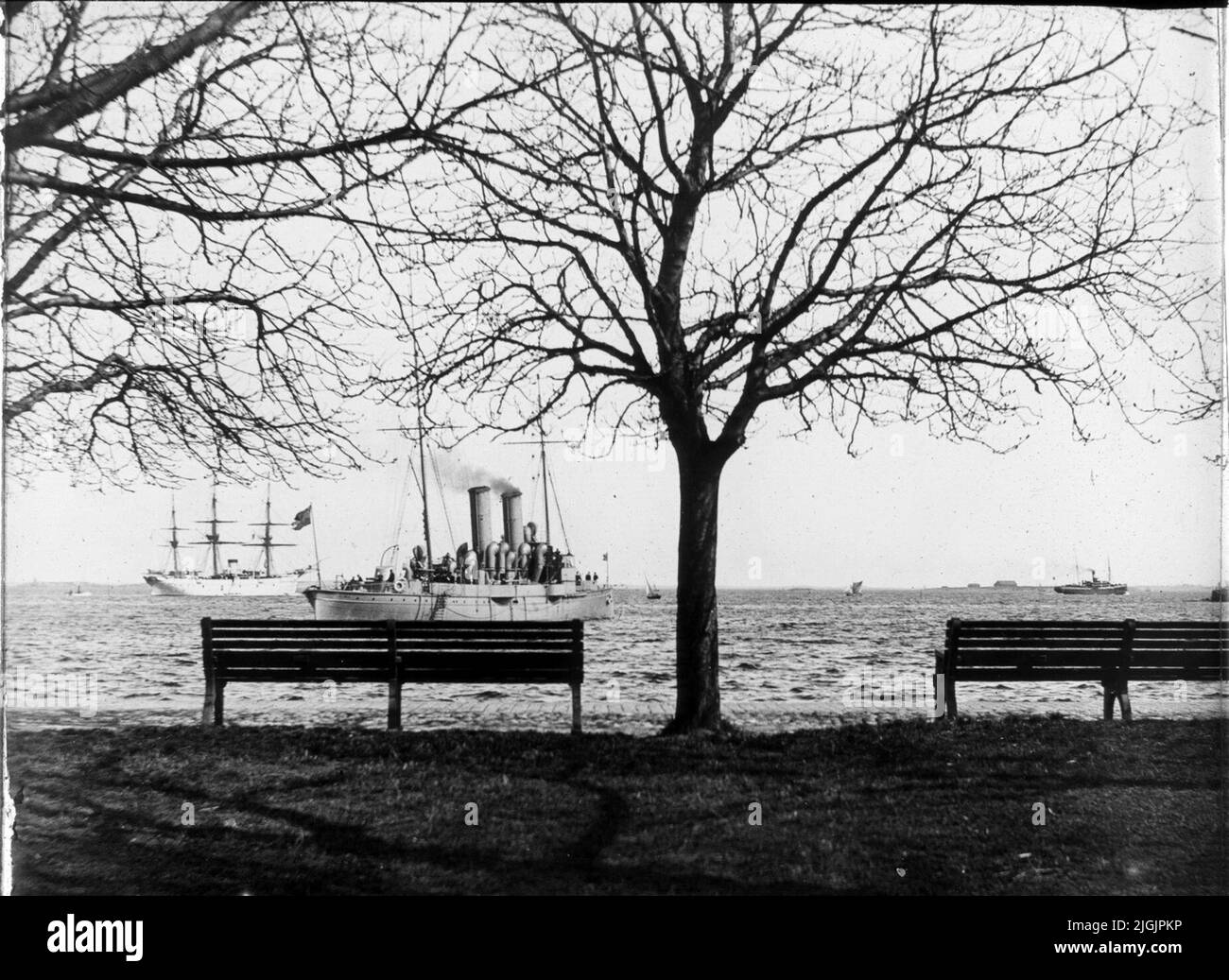 Fartyg Sailing vessels and armored ships in Kronredden outside