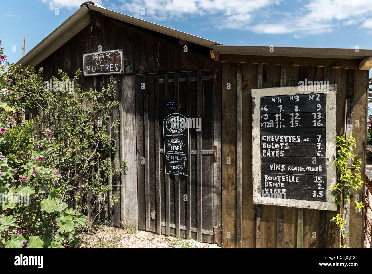 Arcachon bay, France. An oyster tasting hut in the village of LHerbe in  Cap Ferret Stock Photo - Alamy