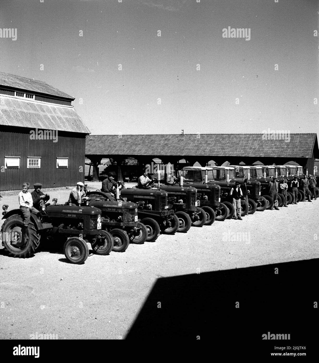 Traktor Tractors in a row at Vambåsa farm belonging to Wachtmeister. The tractor is of the Bolinder-Munktell brand 1953-1955. Fuel kerosene. Color green and red called 'BM-Teddy'. Manufacturer Volvo since 1950. Stock Photo