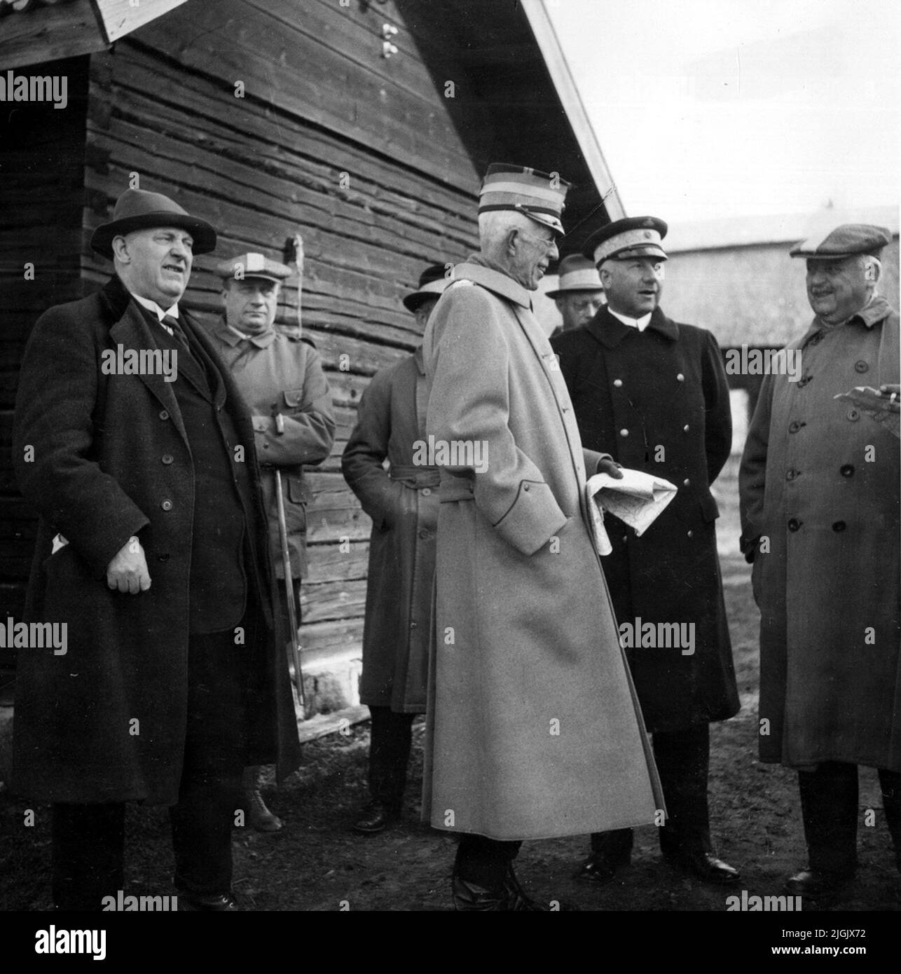 Manöver From left stands Fabian Månsson, Lieutenant Holmström and King Gustaf V, on field maneuver 1935 or 1936. Stock Photo