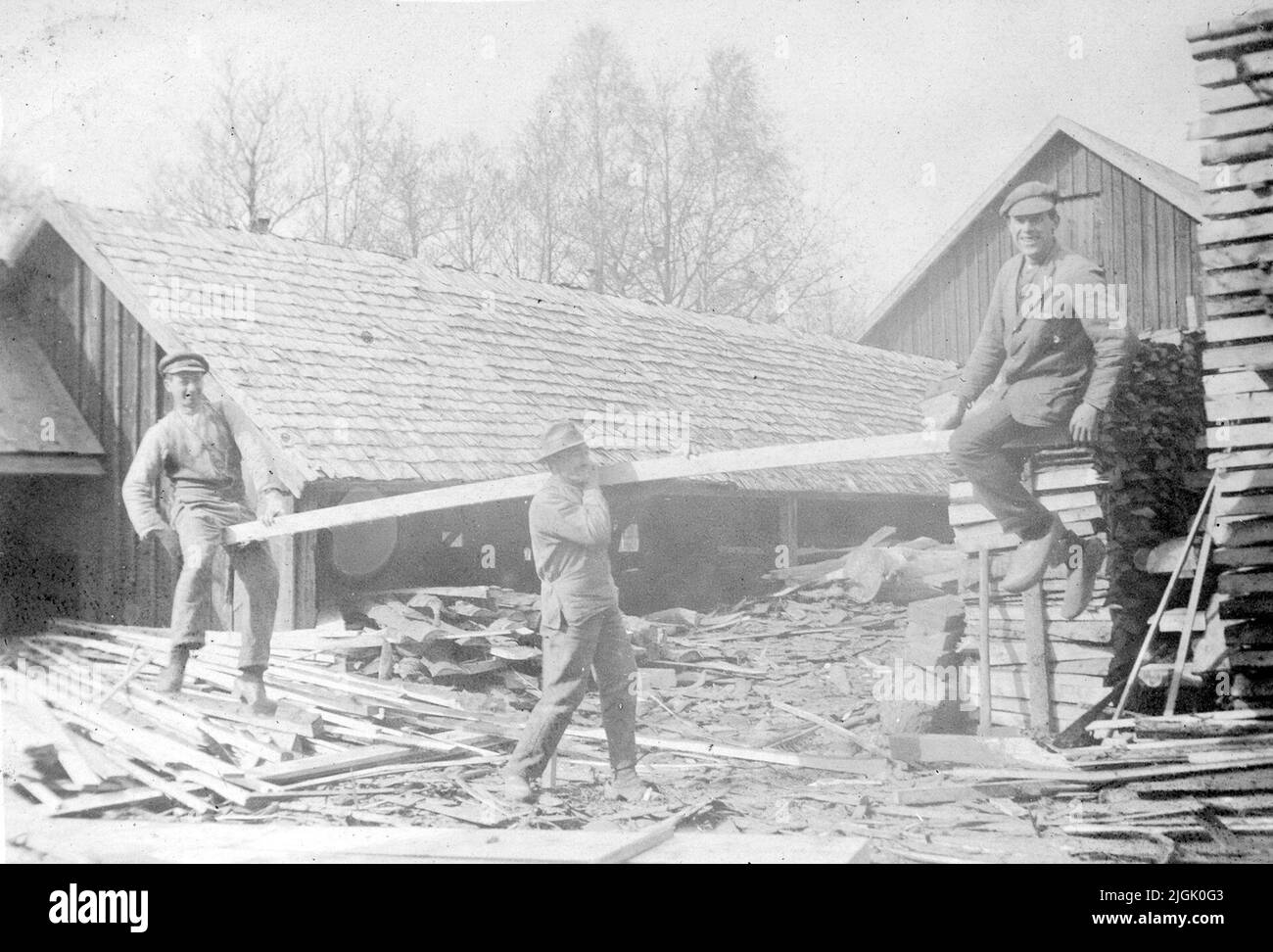 Sågverk Strong man at sawmills in Stubbelecke lifts two men sitting on