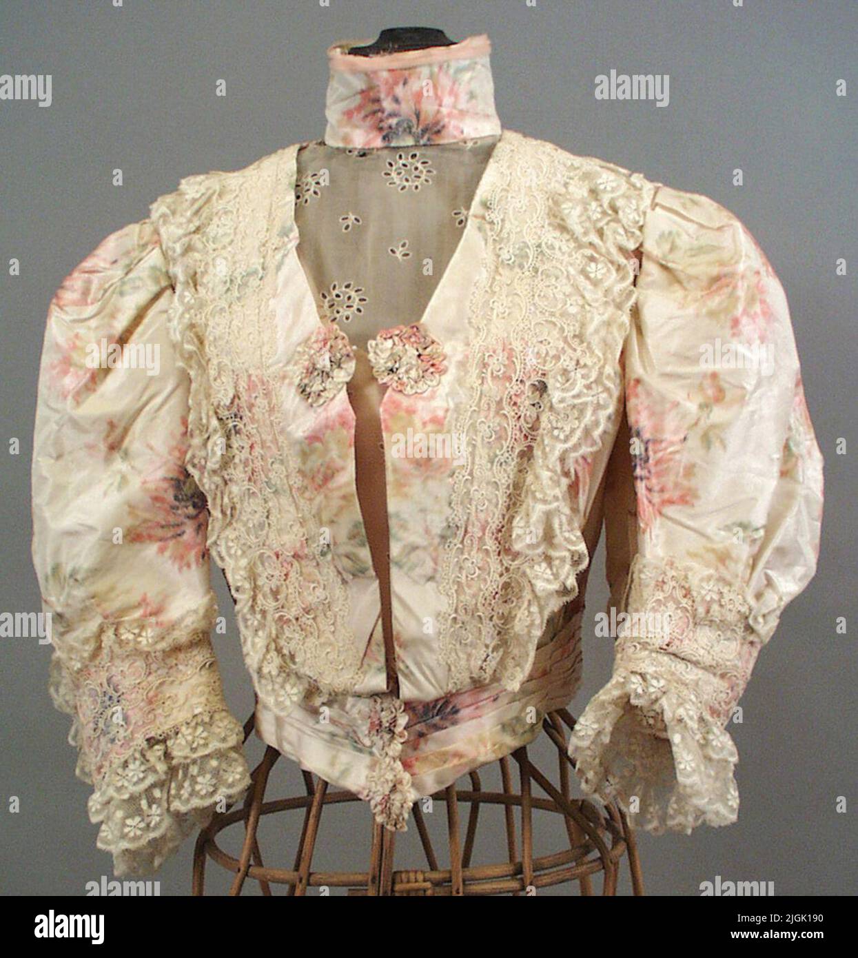 Klänningsliv Dress life of yellow -white silk with pink floral pattern. High Krake, Short Pubres with lace. Folding of transparent fabric with white embroidery in the neck and neckline. Back length 430 mm. Labeled 'Kaiser's fashion store, Gothenburg'. Figures in the silk. The lining in the collar (silk) crumbles. The beginning of the 19th century. Born 1861-08-23, engaged in 1880. Married 1881-09-11 in Hamburg with wholesaler Anton Ruben. Own house on Drottninggatan 48, Karlskrona, and the property Avvelsgärde in the parish of the loose. Mrs. Ruben died 1933-02-23. The objects used sometime du Stock Photo