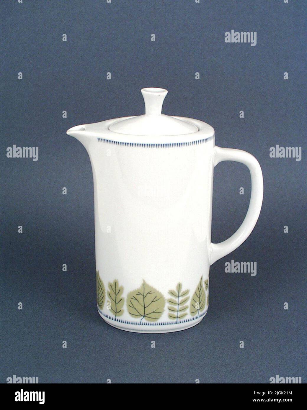 Kaffekanna Oval -bottomed shaved coffee pot. Straight orifice with extended Snås and a smooth grip. Lid with flared bud. Leaf decor in green and blue stripe at base and mouth. Made in Field Spar Porcelain with white glaze and printed decor so -called. DECALKOMANI.MUDER: Karlskrona Porcelain Factory. 1960s designer: Barbro Löfgren Örtendahl.litt: Blekingebook 1977 Stock Photo