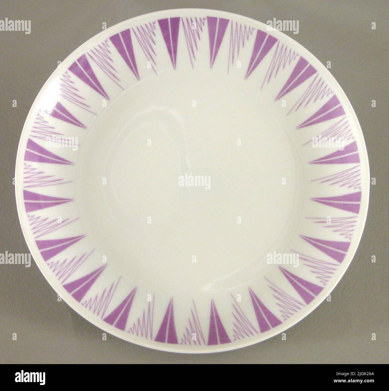 Assiett Small plate. Decor consists of Romber, filled and dashed in purple color. Stamped 1013/216 manufactured in Field Pat Porcelain with white glaze and printed decor so -called. DECALKOMANI.MUDER: Karlskrona Porcelain Factory. Decor: Alf Jarnestad. 1950s-purchased Litt: Blekingebook 1977 Stock Photo