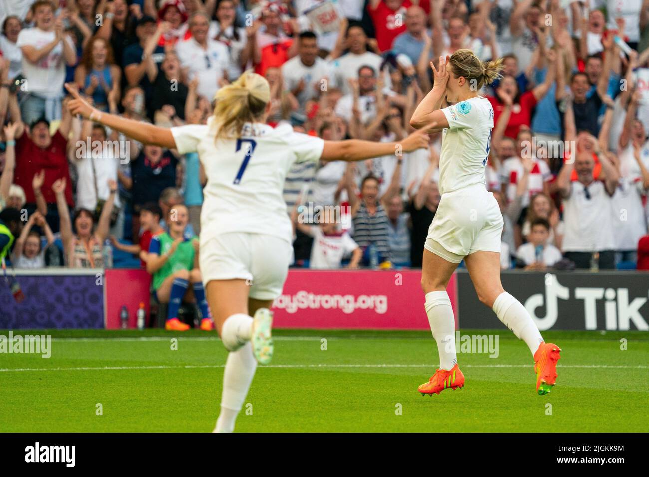 Brighton, UK. 11th July, 2022. Ellen White (9 England) scores Englands third (3-0) during the UEFA Womens Euro 2022 football match between England and Norway at the Community Stadium in Brighton, England. (Foto: Sam Mallia/Sports Press Photo/C -  - Alamy) Credit: SPP Sport Press Photo. /Alamy Live News Stock Photo