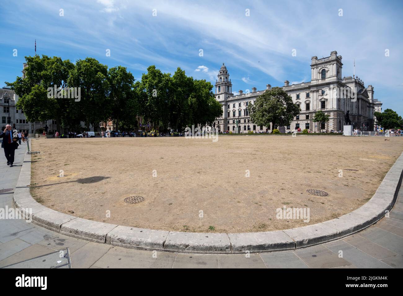 London, UK.  11 July 2022.  UK Weather – The grass in Parliament Square looks parched ion a day when temperatures are expected to rise to 32C.  The UK is currently experiencing a heatwave and hot temperatures and a lack of rainfall is expected, particularly in the south east of the country, to continue for the next 10 days.  Credit: Stephen Chung / Alamy Live News Stock Photo
