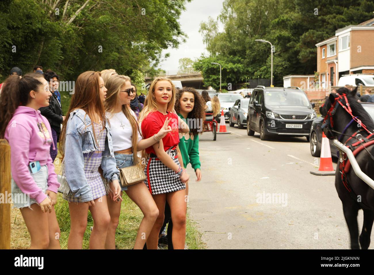 A group of teenage traveller girls by the roadside, Appleby Horse Fair, Appleby in Westmorland, Cumbria Stock Photo