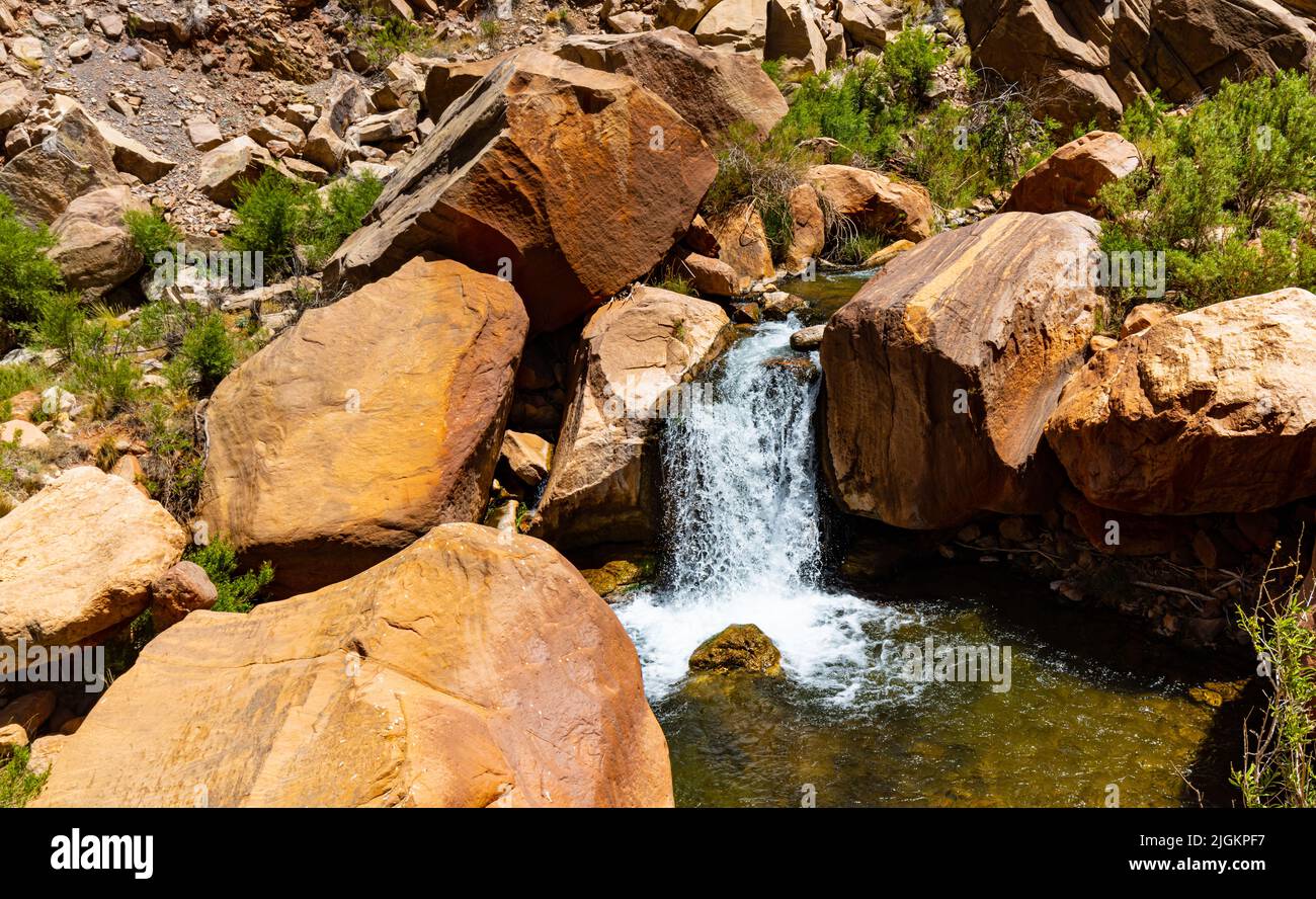 Bright Angel Creek Flows Between Sandstone Boulders Forming Small Waterfalls on The North Kaibab Trail, Grand Canyon National Park, Arizona, USA Stock Photo