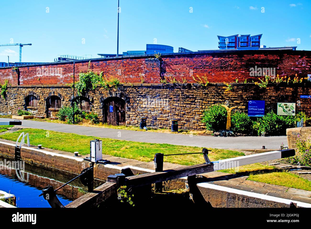 Canal Locks, Leeds to Liverpool Canal, Leeds, England Stock Photo Alamy