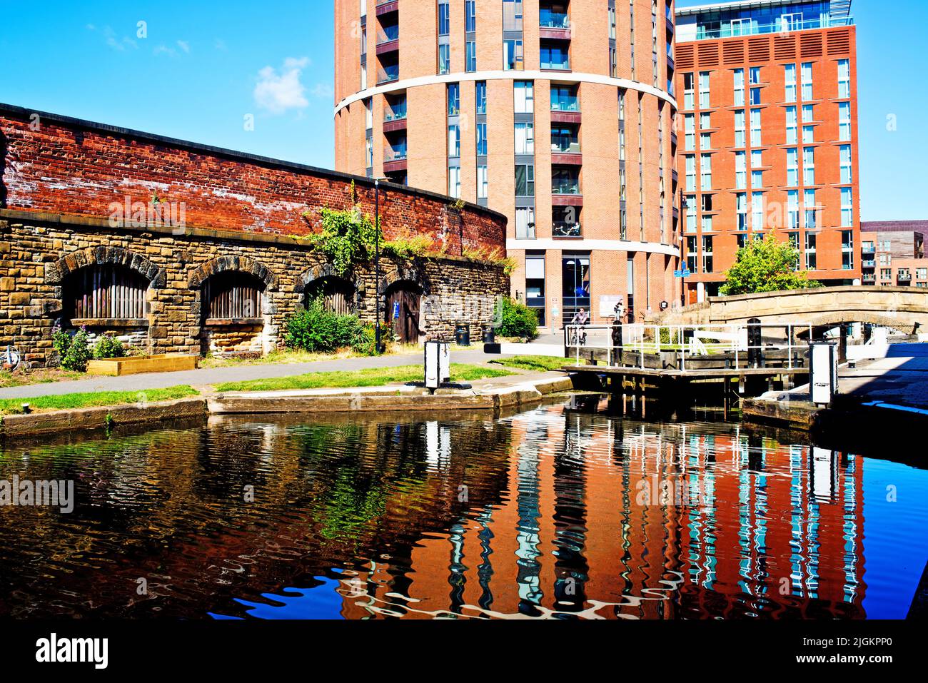 Canal Locks, Leeds to Liverpool Canal, Leeds, England Stock Photo Alamy