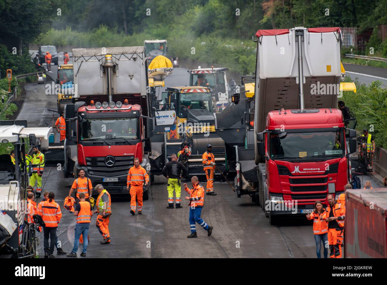 Renewal of the road surface on the A40 motorway between the Kaiserberg