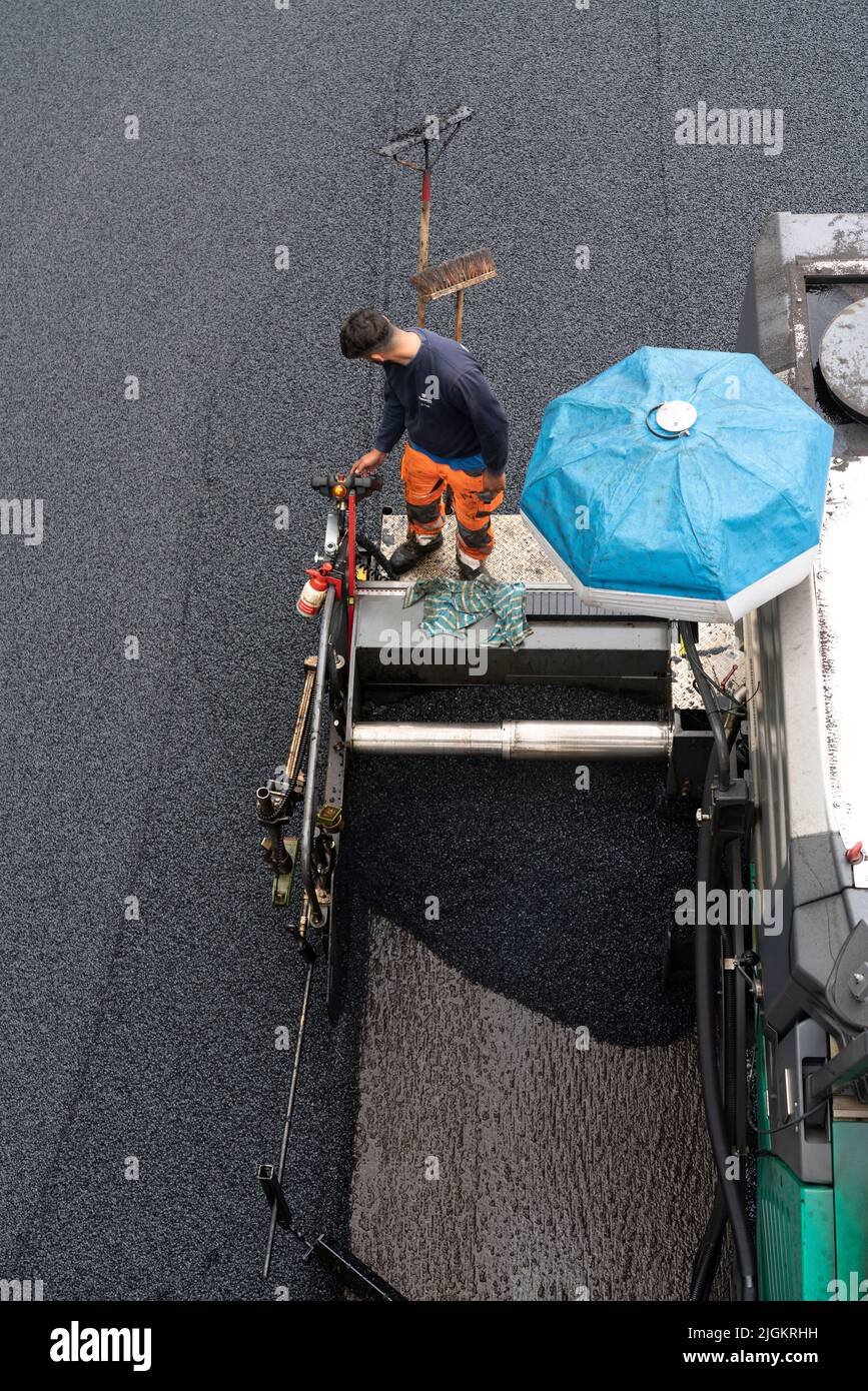 Renewal of the road surface on the A40 motorway between the Kaiserberg junction and Mülheim-Heißen, driving direction Essen, over a length of 7.6 kilo Stock Photo