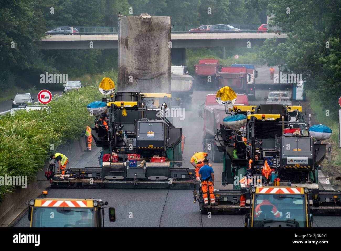 Renewal of the road surface on the A40 motorway between the Kaiserberg
