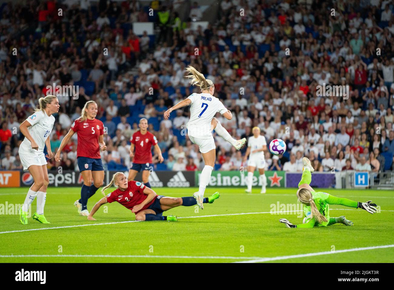 Brighton, UK. 11th July, 2022. Beth Mead (7 England) scores her hat trick and Englands eighth goal (8-0) during the UEFA Womens Euro 2022 football match between England and Norway at the Community Stadium in Brighton, England. (Foto: Sam Mallia/Sports Press Photo/C - ONE HOUR DEADLINE - ONLY ACTIVATE FTP IF IMAGES LESS THAN ONE HOUR OLD - Alamy) Credit: SPP Sport Press Photo. /Alamy Live News Stock Photo