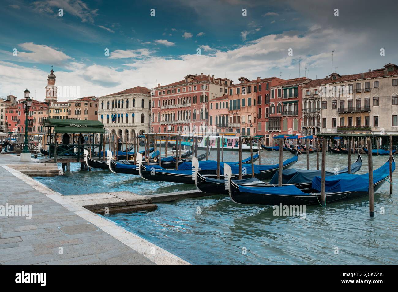 Venice italy gondolas pier hi-res stock photography and images - Alamy
