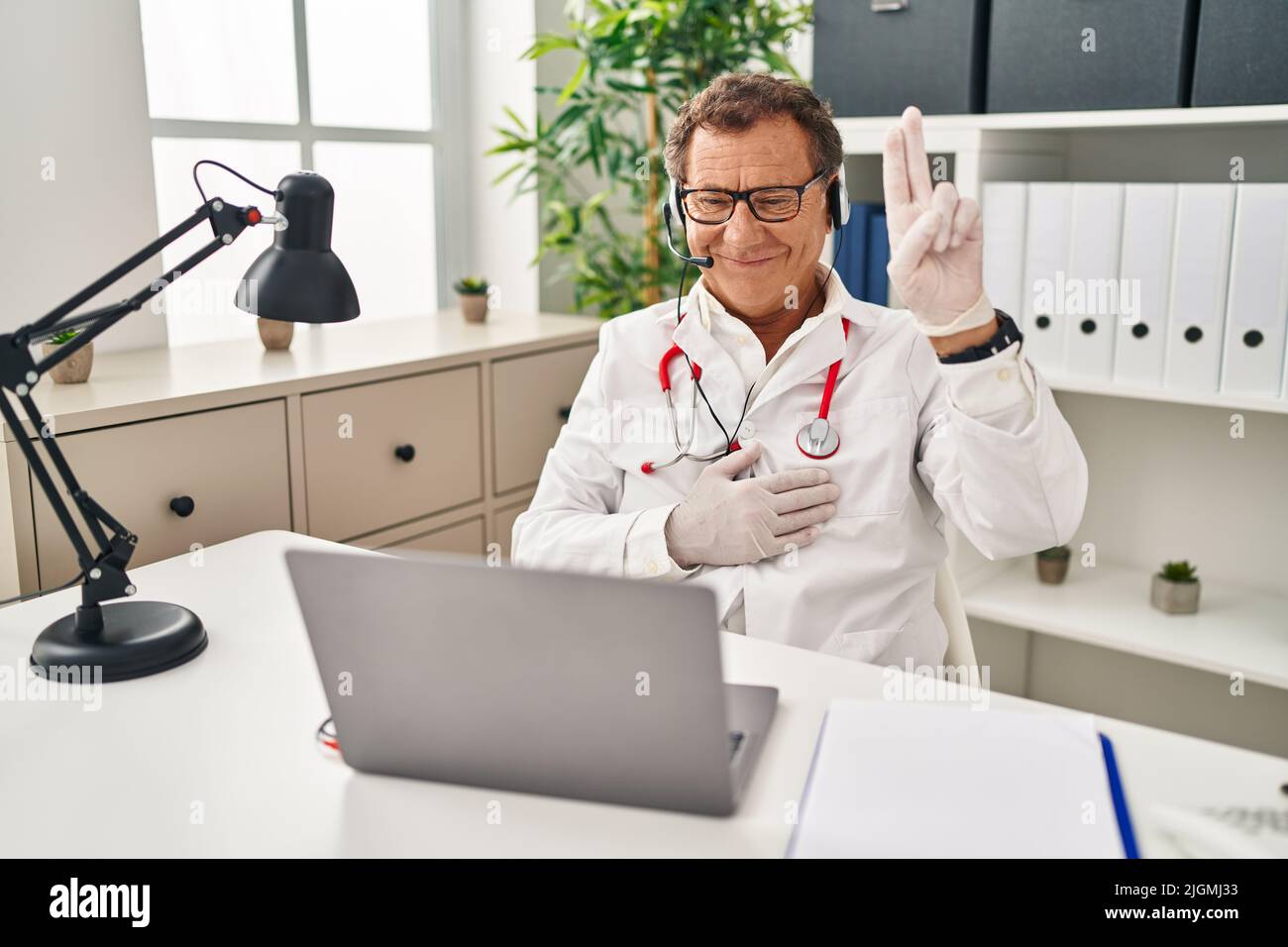 Doctor headset laptop making hi-res stock photography and images - Alamy