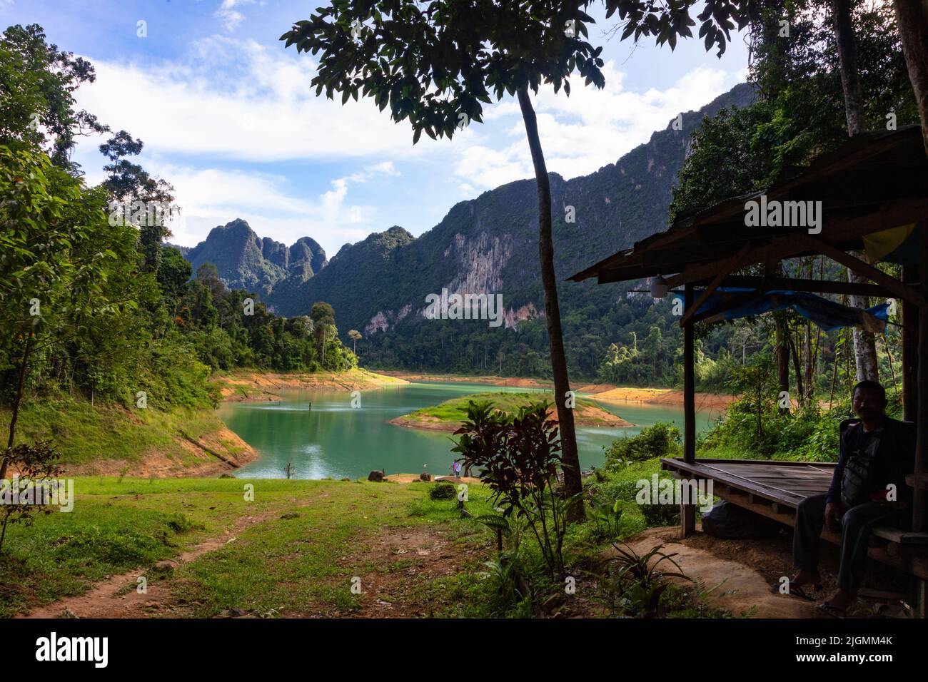 Cheow lan lake in Khao Sok National Park is surrounded by tropical rain forest and karst formations - KHAO SOK, THAILAND Stock Photo