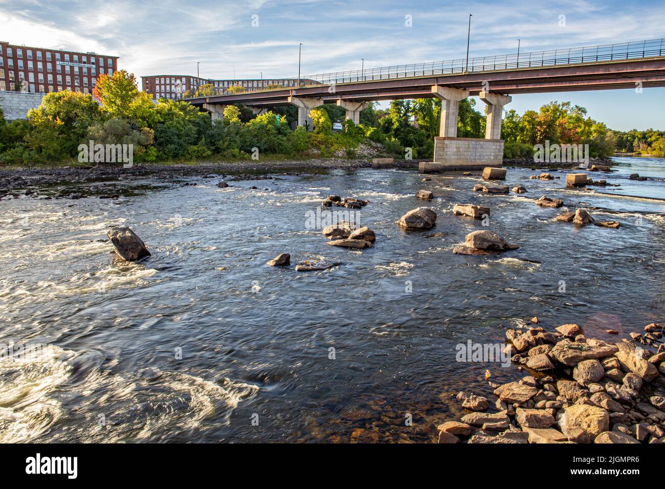 The Merrimack River flows through Manchester, New Hampshire Stock Photo