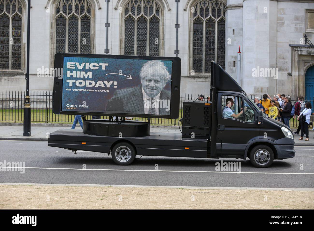 London, UK. 07th July, 2022. A van with 'Evict him today!' digital display drives through Westminster as British Prime Minister resigns as a leader of Conservative Party and the party members will appoint a new Prime Minister in the autumn. (Photo by Steve Taylor/SOPA Images/Sipa USA) Credit: Sipa USA/Alamy Live News Stock Photo