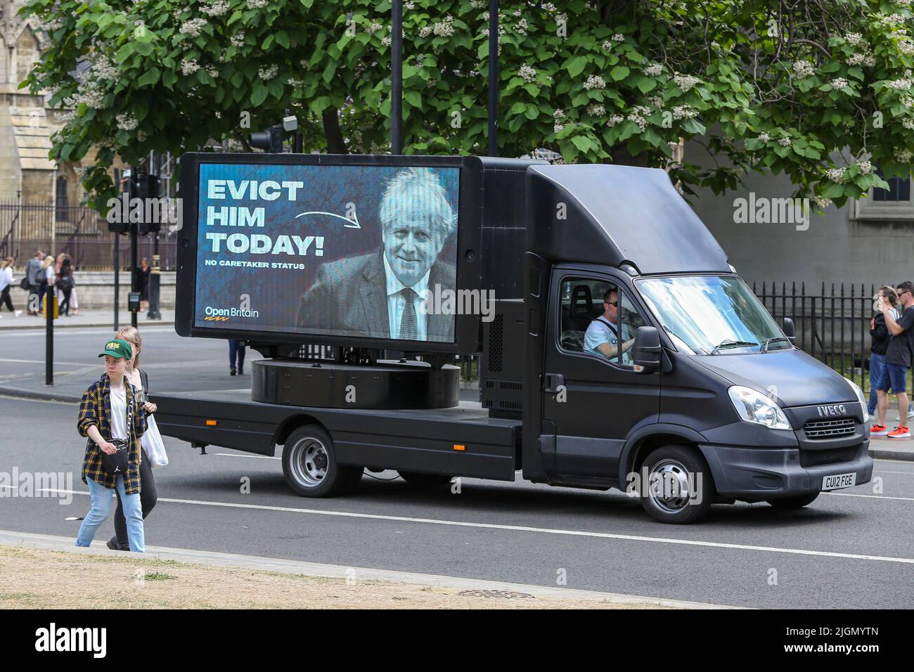 London, UK. 07th July, 2022. A van with 'Evict him today!' digital display drives through Westminster as British Prime Minister resigns as a leader of Conservative Party and the party members will appoint a new Prime Minister in the autumn. (Photo by Steve Taylor/SOPA Images/Sipa USA) Credit: Sipa USA/Alamy Live News Stock Photo