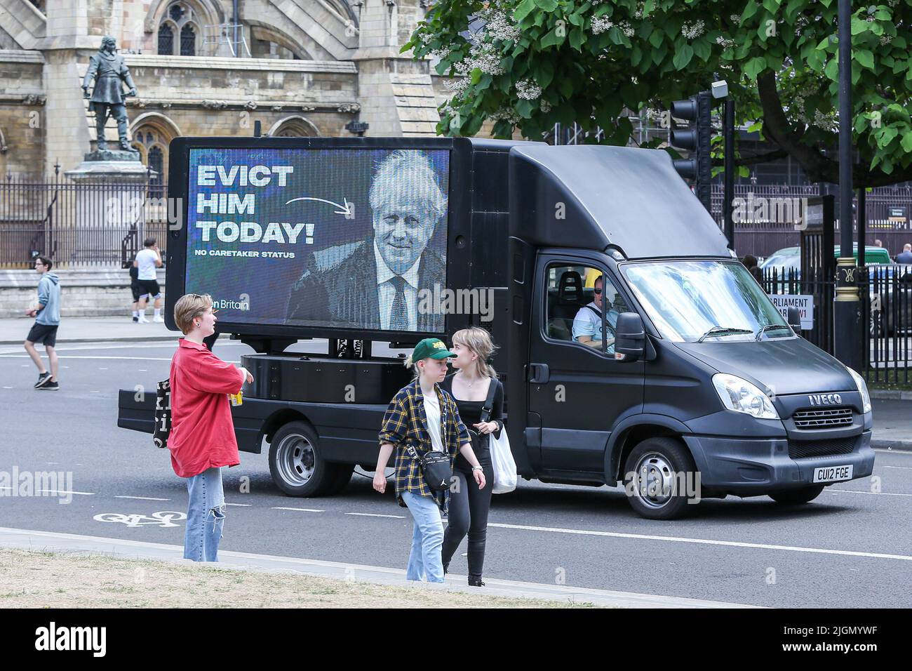 London, UK. 07th July, 2022. A van with 'Evict him today!' digital display drives through Westminster as British Prime Minister resigns as a leader of Conservative Party and the party members will appoint a new Prime Minister in the autumn. (Photo by Steve Taylor/SOPA Images/Sipa USA) Credit: Sipa USA/Alamy Live News Stock Photo