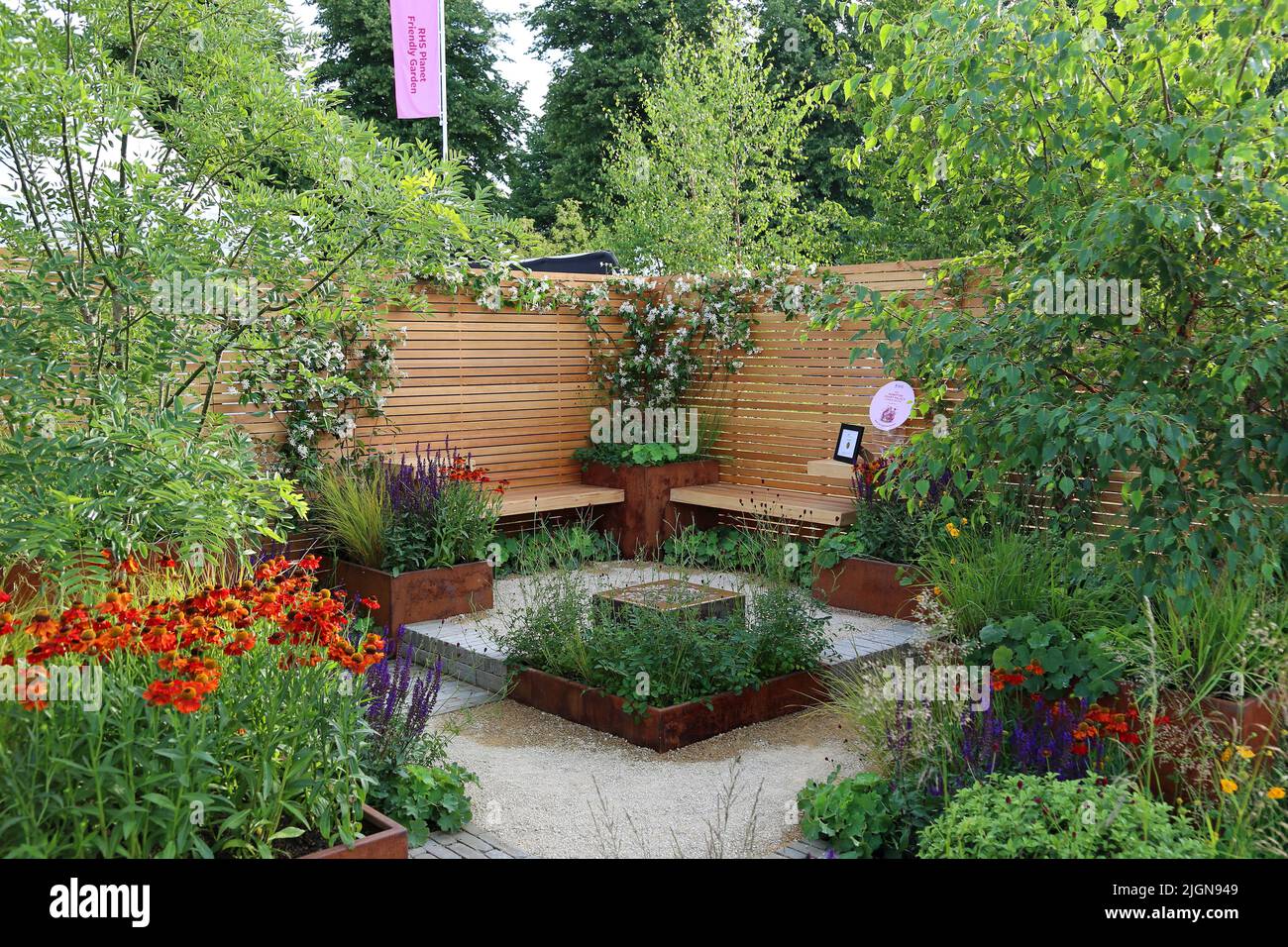 Lunch Break Garden (Inspired Earth Design, Gold Medal), Get Started Garden, RHS Hampton Court Palace Garden Festival 2022, London, England, UK, Europe Stock Photo