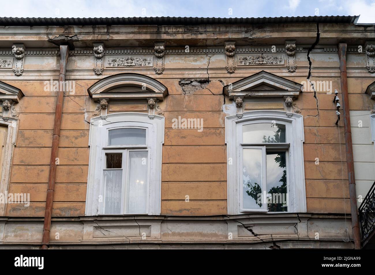 Как отмывают здания в нью йорке. Аэропорт донецк 2022. Защита стали. Химическая подготовка поверхности. Здание после зачистки 5 букв.