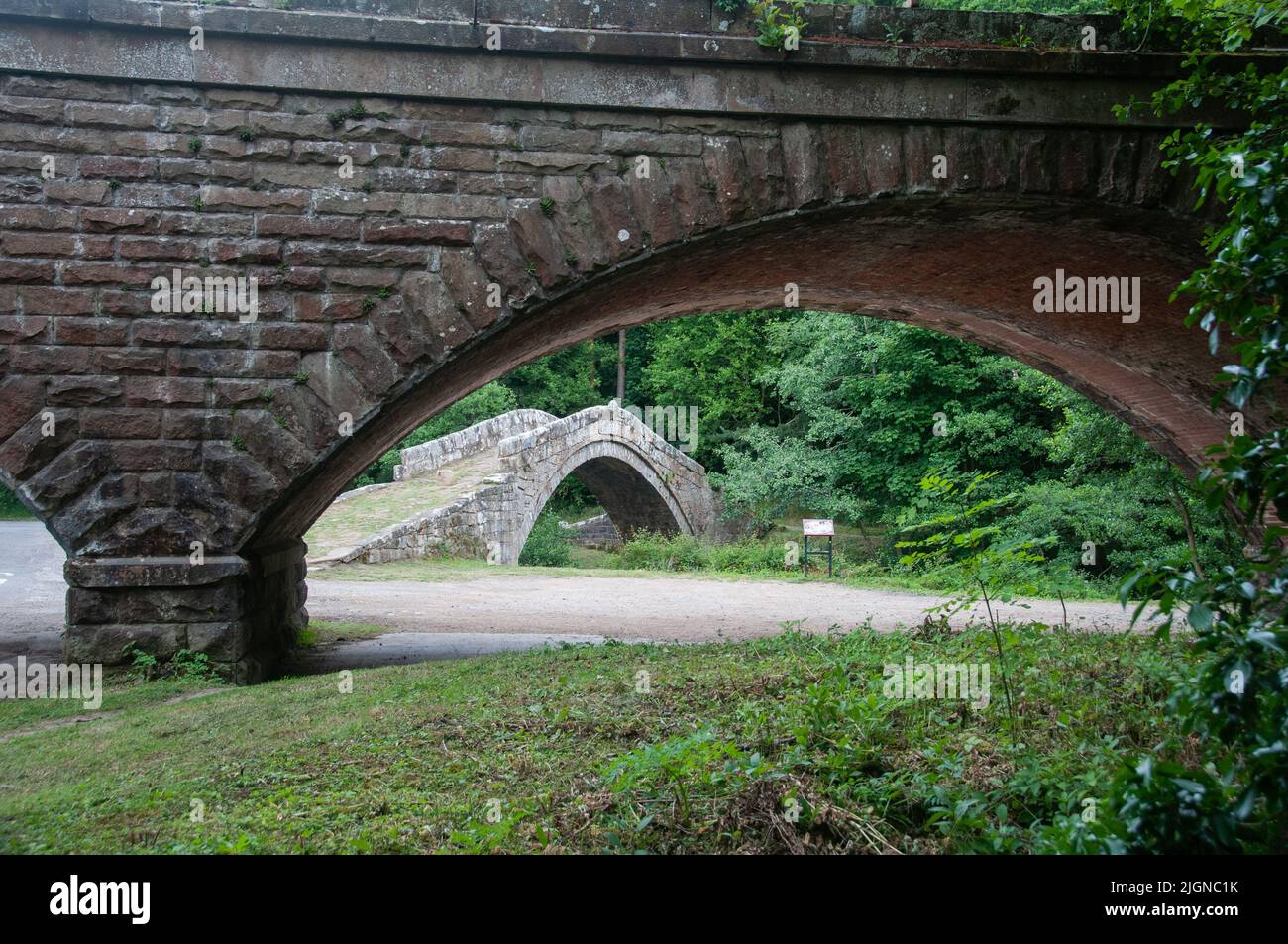 Around the UK - Beggars Bridge, Glaisdale, near Whitby, North Yorkshire, UK (viewed through the nearby Railway Bridge) Stock Photo