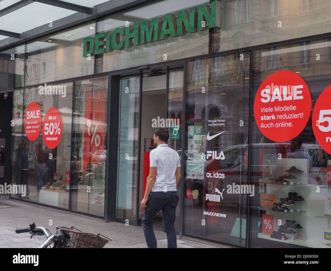 Deichmann shoe store hi-res stock photography and images - Alamy