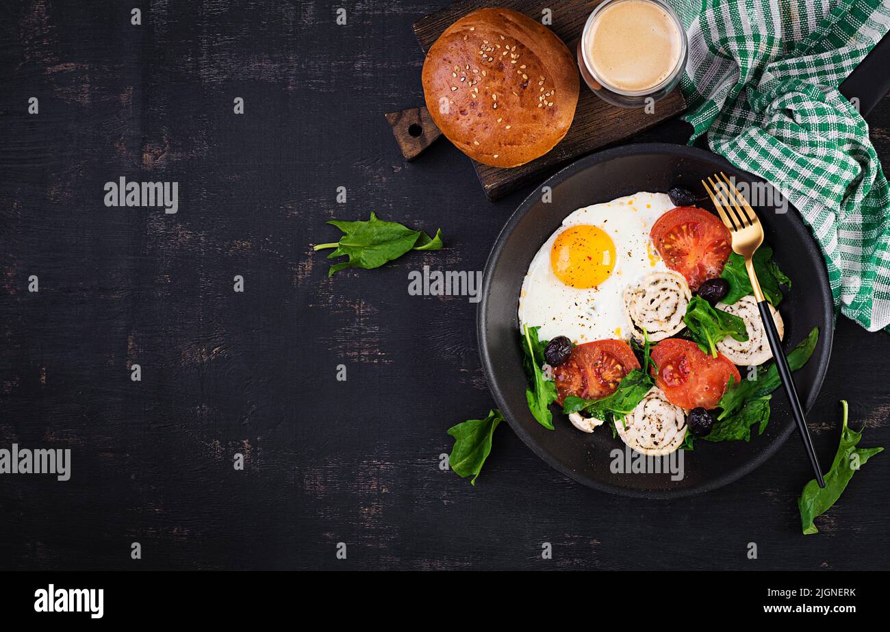 Fried egg, meat roll, black olives, tomatoes and spinach. Keto