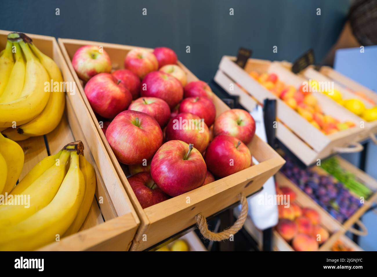 Supermarket apples shopping basket hi-res stock photography and images