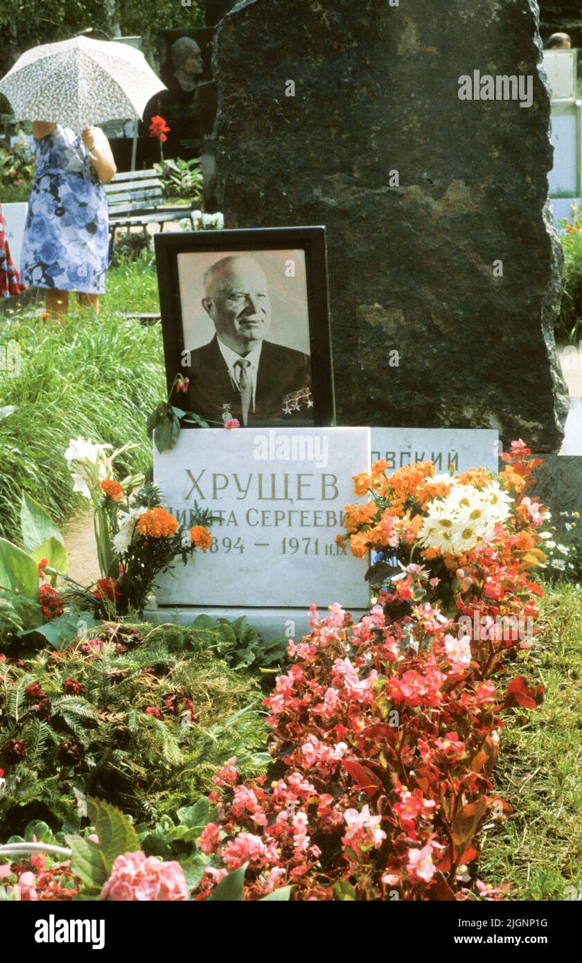 SOVIET MOSCOW tourists visit the graveyard of famous Soviet citizens the tomb of former First secretary of the Communist party of Soviet Union Nikita Khrushchev at Novodevichy cemetery Stock Photo